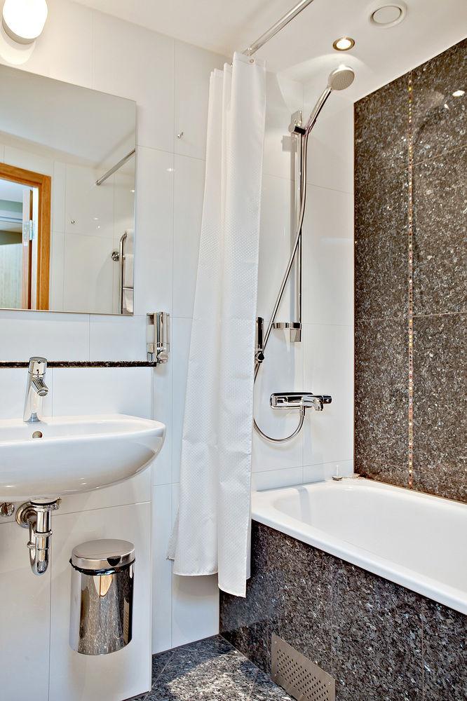 Western Arena Hotell 3*