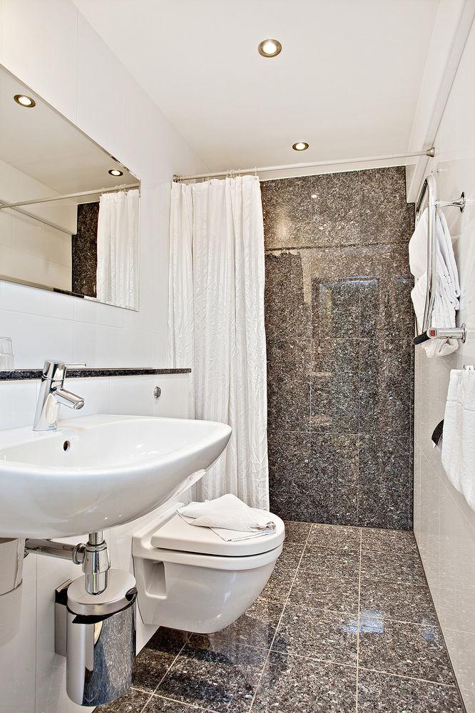 Western Arena Hotell 3*